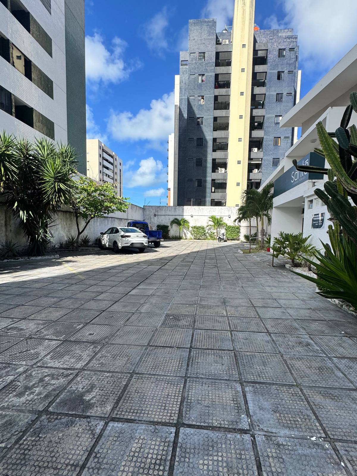 Pátio de estacionamento privativo, com vagas e acesso à entrada