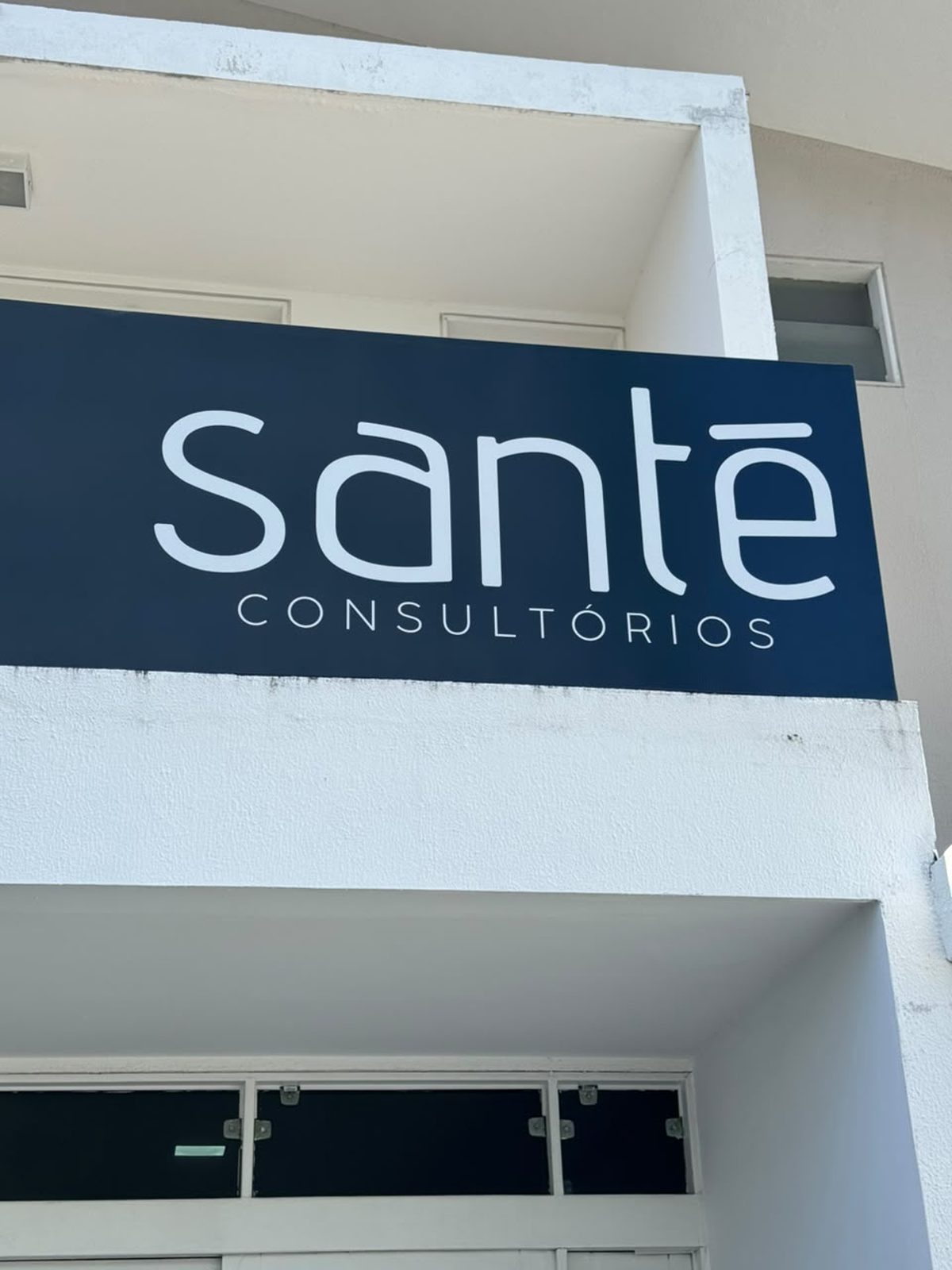 Placa da Santé Consultórios na fachada