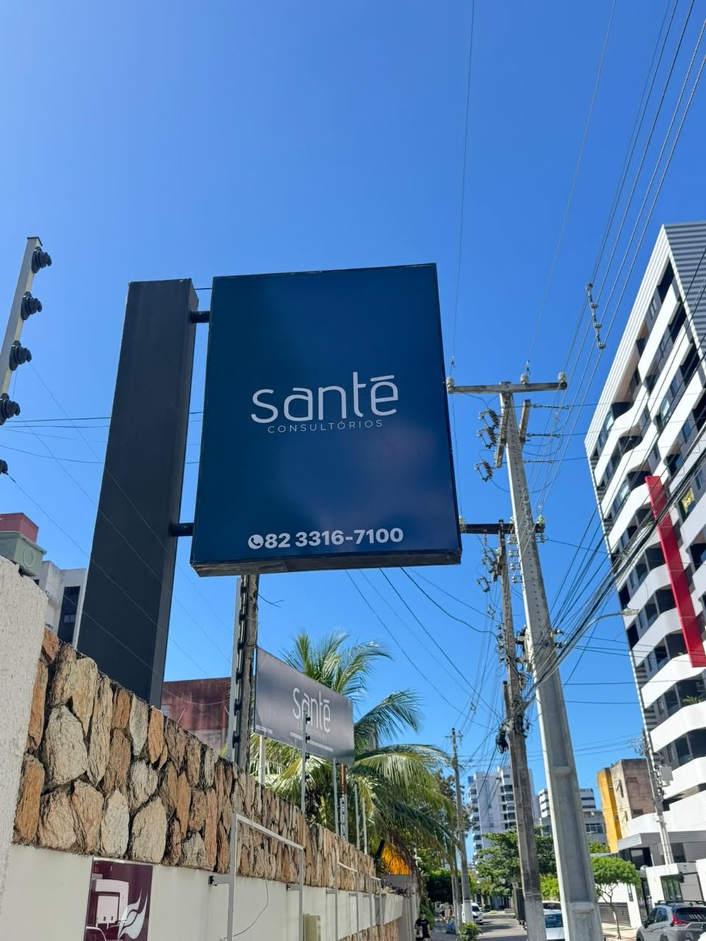 Totem da Santé Consultórios na calçada